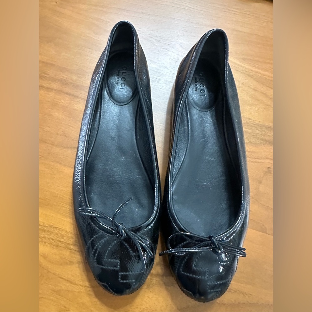 GUCCI ballet flats with original box and shoe bag.